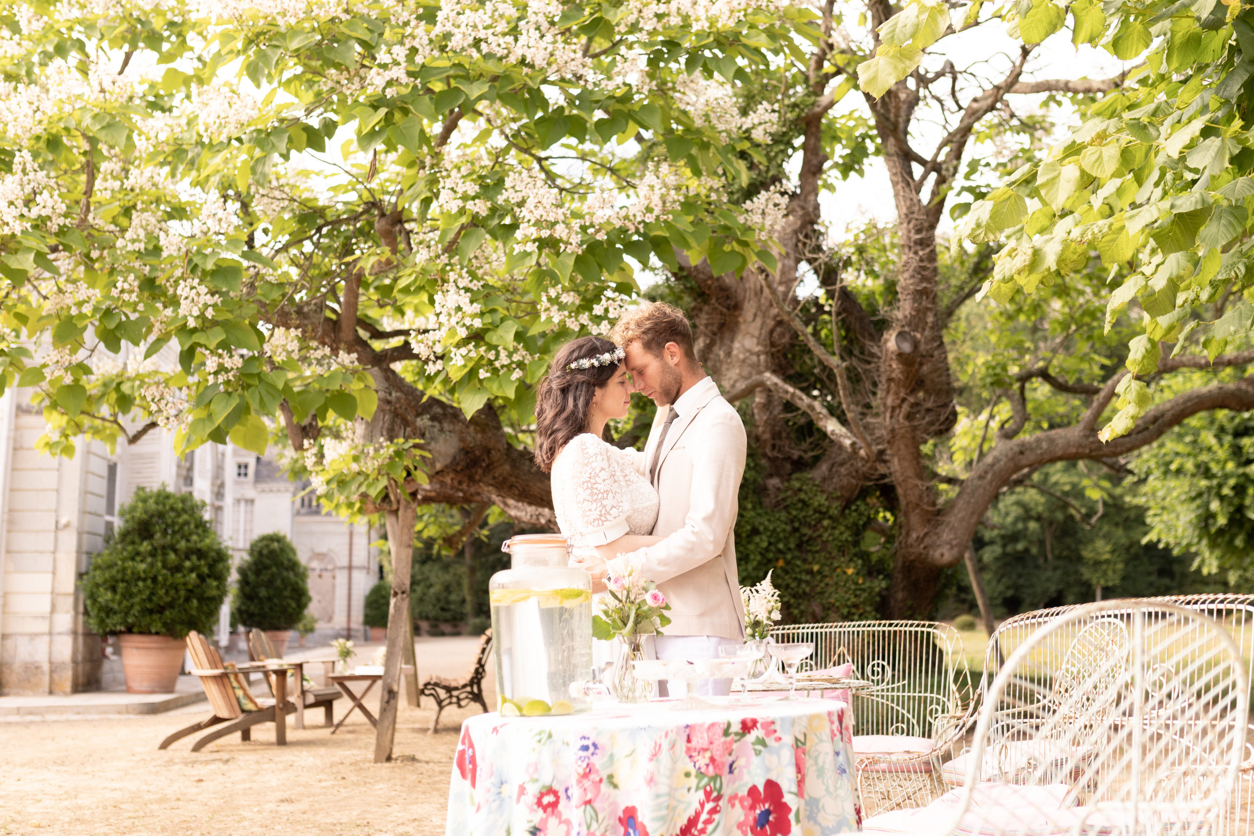 Couple de mariés dans parc du château de La Lorie pendant un mariage