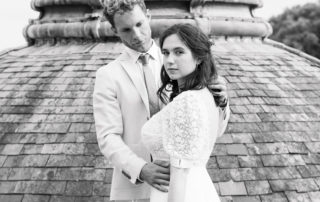 Photo de mariage en noir et blanc sur les toits d'un château