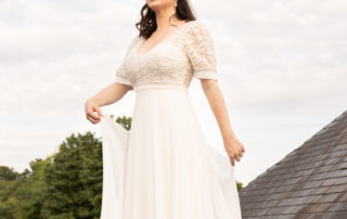 Photo de robe de mariée sur les toits d'un château
