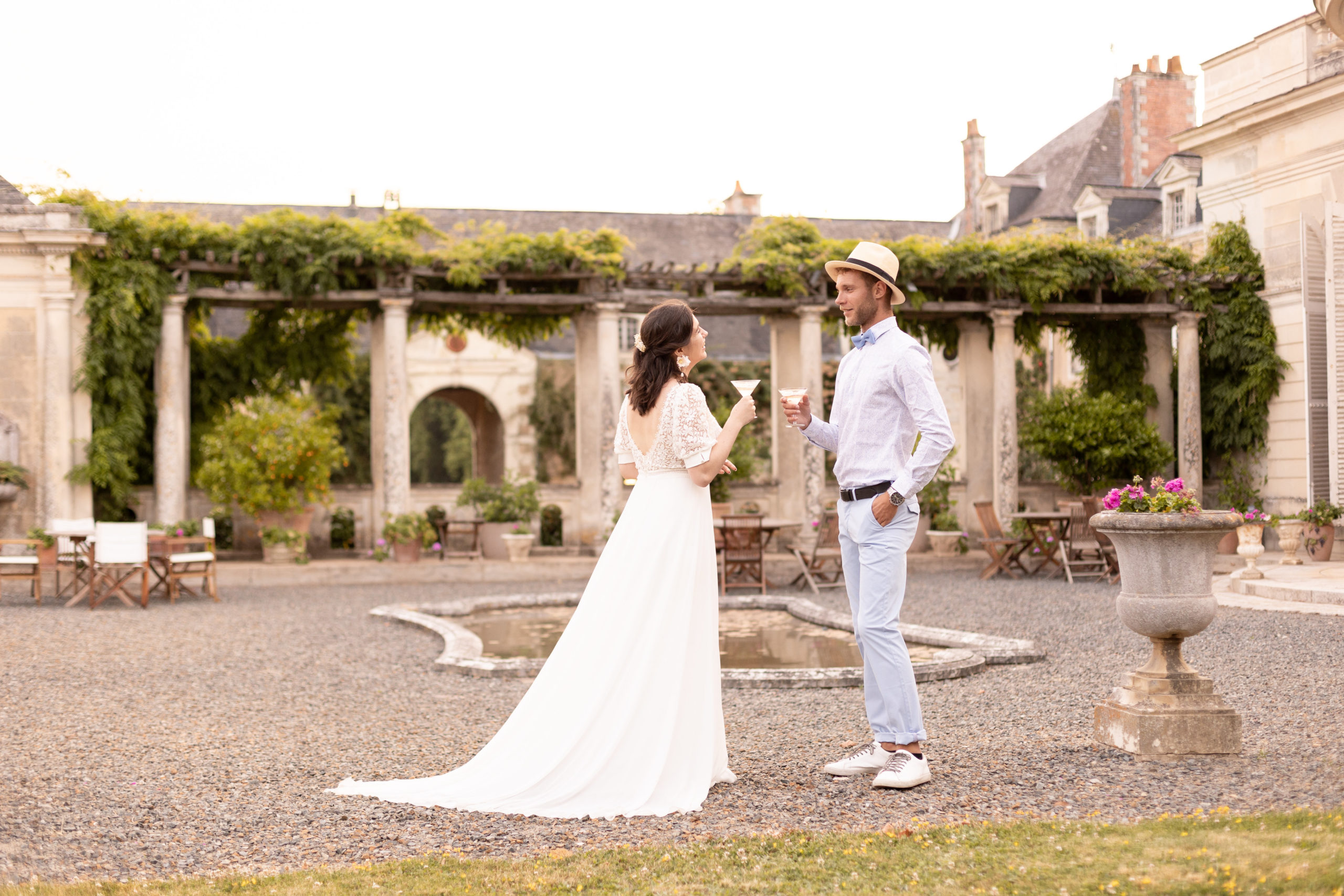 Couples de mariés dans le parc d'un château loué à Segré (Anjou)
